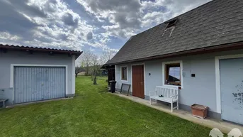 Expose Doppelhaushälfte unterkellert mit ebenem Gartengrundstück, Nebengebäude und Garage