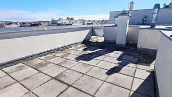 Expose TERRASSENHIT, UNBEFRISTET, gepflegtes 84 m2 Dachgeschoß mit 64 m2 Terrasse, Wohnküche, 2 Zimmer, Wannenbad, Parketten, Holbeingasse