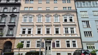 Expose Generalsanierte 2-Zimmerwohnung in der Hamerlingstraße, 38 m² WNFL im 1. OG, Küche-VZ-Bad-SZ möbliert ohne Ablöse, Straßenbahnnähe!