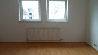 Expose Makartstraße: Single/Paar; hübsche Dachgeschoßwohnung, 2 Zimmer, 71,46m2 WNFL, (Küche ohne Einrichtung), 3.OG, o. Lift, Gemeinschaftsgarten, Parkplätze!