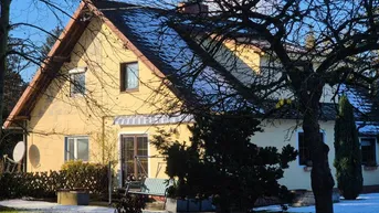 Expose Sanierungsbedürftige DHH in 4030 Linz, Pritzstraße 13! 965 m² Grund, gekoppelte od. Gruppenbauweise möglich! Pool, 3 Garagen