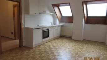 Expose 4040 Urfahr, Leonfeldnerstr.157: Reizende Kleinwohnung, 1 Raum, 30,90m2 WNFL, ablösefreie Küche, DG, 4.Liftstock