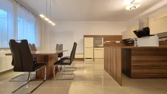 Expose Moderne, generalsanierte Stadtwohnung Nähe Musiktheater, 114 m² WNFL, 3 Zimmer, teilmöbliert, Straßenbahnähe!