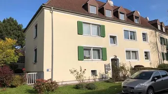 Expose Spallerhof - provisionsfrei! Sonnige, ruhig gelegene 3-Zimmer-Wohnung im Dachgeschoß, 69 m² WNFL, Küche möbliert.