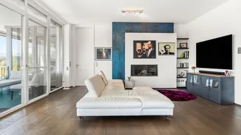 Gemütliches Wohnzimmer mit weißem Sofa, Holzboden und modernem Kamin als Blickfang.
