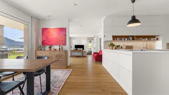Großzügiger offener Wohnbereich mit Küche, Essbereich und Wohnzimmer, alle mit Seeblick.