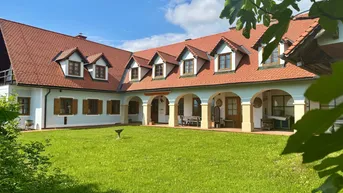 Expose Südsteiermark pur - 1 Hektar Lebensqualität mit Weingarten, Weinkeller &amp; Arkadenhof - Wohnen, genießen &amp; gestalten in einem Ensemble mit Seele! Luxuriöses Familienanwesen oder außergewöhnlicher Ort für Seminare, Kultur und Genuss.