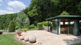 Expose Großzügiges EFH auf 1200m²(+1300m²) Baugrund! Mit Pool, Sauna und Lift! Top-Ruhelage am Waldrand!