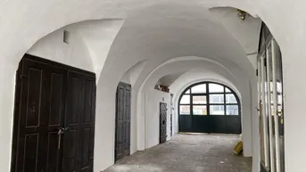 Expose Historisches Stadthaus mit Geschäftsräumen, 1 Wohnung im 1. Stock und einer Lagerhalle im Hof