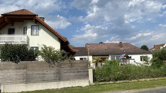 Expose 2 Häuser mit Nebengebäuden und Garten