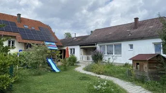 Expose 2 Häuser mit Nebengebäuden und Garten