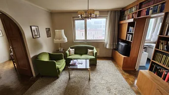 Expose Hofseitige, hervorragend geschnittene 2-Zimmer-Wohnung mit drei großen Fenstern im 3. Stock, sanierungsbedürftig.