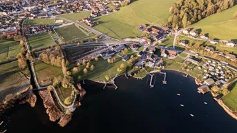 Expose Seedomizil in Bestlage am Obertrumer See: Großzügige Erstbezugs-Terrassenwohnung mit eigenem Badehaus und Steg!