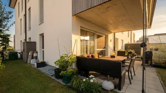 Geräumige Terrasse mit Gartenmöbeln und direktem Zugang zum gepflegten Rasenbereich.