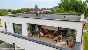 Moderne Dachterrasse mit bequemen Loungemöbeln und Blick ins Grüne, ideal zum Entspannen.