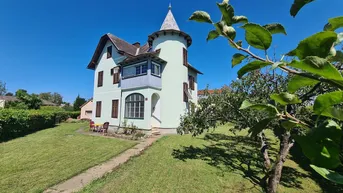 Expose Bezaubernde Turm - Villa mit Potenzial !