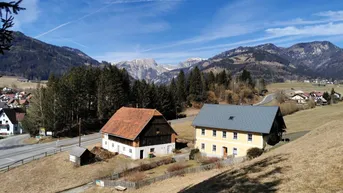 Expose Bauernhaus mit Stallgebäude, umliegenden Wiesenflächen und Wald