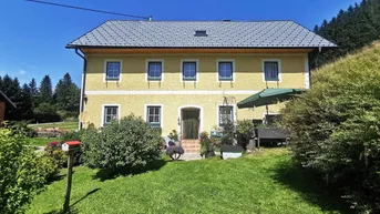 Expose Bauernhaus mit Stallgebäude, umliegenden Wiesenflächen und Wald