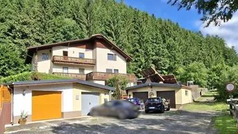 Expose Geräumiges Wohnhaus mit Garagen, tolles Grundstück am Waldrand