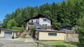 Expose Großzügiges Wohnhaus mit Garagen für drei PKW, Sackgasse, Waldrandlage