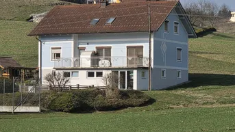 Expose Großzügige und gepflegte Mietwohneinheit in einem Wohnhaus im Obergeschoß in ländlicher Ruhelage.