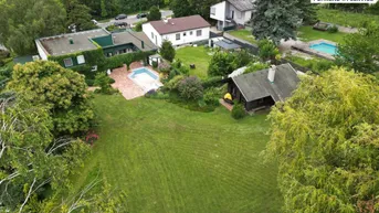 Expose Familienvilla mit ausserordentlich großem Garten. Pool und Teich