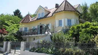 Expose Exklusiv eingerichtete Villa mit orientalischem Hauch in absoluter Ruhelage in einer der begehrtesten Wohnlagen des südwestlichen Wienerwalds