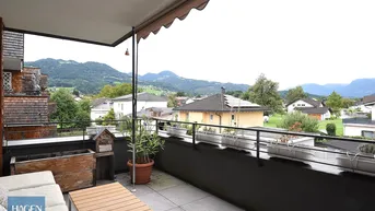 Geräumiger Balkon mit Sitzgelegenheiten und weitem Blick auf die Berge und Umgebung.