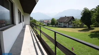 Langer Balkon mit Bergblick und viel Grün, ideal zum Entspannen im Freien.