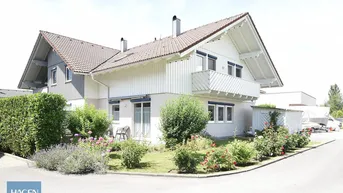 Freistehendes Einfamilienhaus mit gepflegtem Vorgarten und traditioneller Architektur in sonniger Lage.