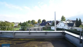 Geräumige Dachterrasse mit Fliesenboden und weitem Blick über die Umgebung.