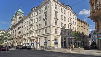 Expose Museumsquartier: Erstbezug: Elegante 5,5 Zimmer-Altbauwohnung mit Balkon