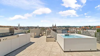 Große Dachterrasse mit moderner Außenküche, Whirlpool und weitem Blick über die Stadt.
