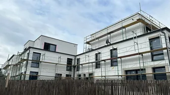 Expose Modernes Wohnen in Wilfersdorf: Erstbezug Doppelhaushälfte mit Garten, Parkett, 5 Zimmern und Fußbodenheizung!