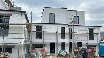 Expose Modernes Wohnen in Wilfersdorf: Erstbezug Doppelhaushälfte mit Garten, Parkett, 5 Zimmern und Fußbodenheizung!