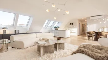 Helles, offenes Wohn- und Esszimmer mit Dachschrägen, modernen Möbeln und Holzboden.