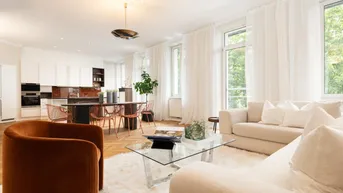 Helles, offenes Wohn- und Esszimmer mit integrierter Küche, Parkettboden und großen Fenstern.