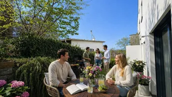 Sonnige Terrasse mit Gartenmöbeln, ideal für gesellige Stunden im Freien mit Freunden.
