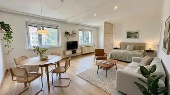 Helles Studio-Apartment mit kombiniertem Wohn-, Ess- und Schlafbereich, modern eingerichtet.