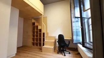 Helles Zimmer mit Hochbett, integriertem Stauraum und Schreibtischbereich unter dem Fenster.