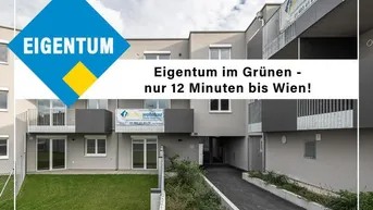 Modernes Wohngebäude mit Balkonen, begrüntem Außenbereich und Zugangsweg mit Rampe.