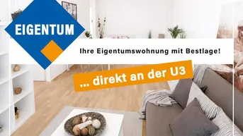Gemütlicher Wohnbereich mit Sofa und Blick auf den Essbereich, ausgestattet mit Holzfußboden.