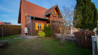 Expose Einzigartig Wohnen: Stilvolles Holzhaus in ruhiger Lage.....!