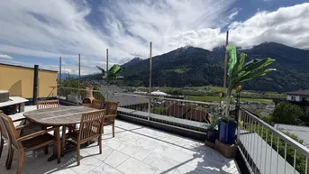 Expose Dachgeschosswohnung in Telfs: Stilvoll leben mit Terrasse und Garagen!