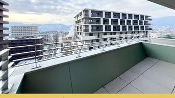Expose Anlegerwohnung | Wohnkomfort auf allen Ebenen: Hochhaus mit begrünten Balkonen und Nahversorgung