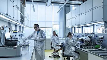 Expose INNOVATIVES PRESTIGE LABCENTER GREEN BUILDING PROJEKT TURN KEY 147 Mio. €