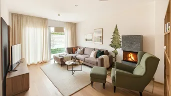 Helles Wohnzimmer mit Kamin, Holzboden und Zugang zur Terrasse, modern eingerichtet.