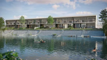 Moderne Reihenhäuser am Seeufer mit großen Glasfronten und direktem Zugang zum Wasser.