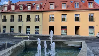 Expose DIREKT AM HAUPTPLATZ! ERSTBEZUG! SMARTE GEWERBEFLÄCHE!