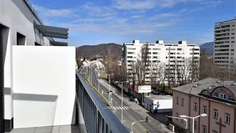 Expose Ihr Traum-Penthouse in Graz-Gösting wartet! Lassen Sie sich von atemberaubendem Schlossbergblick, einer großzügigen Dachterrasse und Komfort mit Tiefgarage und Kellerabteil verzaubern. Ein Ort, an dem Lebensqualität beginnt!